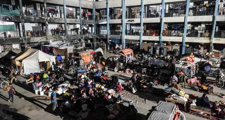 وسائل إعلام فلسطينية: انتشال 8 جثث غالبيتهم أطفال ونساء إثر قصف إسرائيلي لمنزل في المخيم الجديد بالنصيرات وسط قطاع غزة وسائل إعلام فلسطينية: انتشال 8 جثث غالبيتهم أطفال ونساء إثر قصف إسرائيلي لمنزل في المخيم الجديد بالنصيرات وسط قطاع غزة