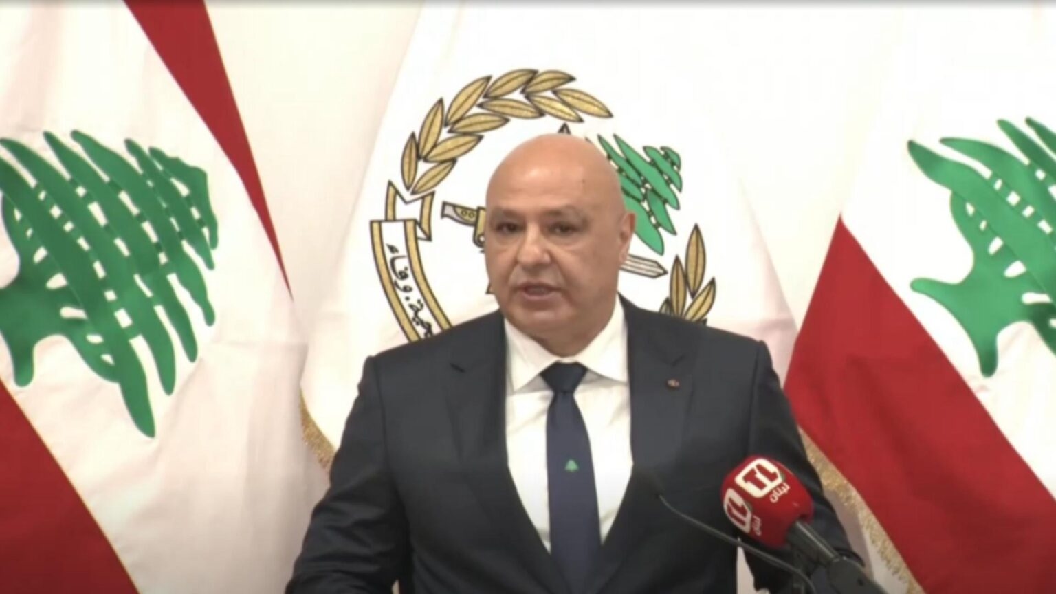 الرئيس عون في عيد الجيش: شعبٌ يستحق الحياة لا يترك شهداءه يسقطون مرتين مرة في الدفاع عنه ومرة في النسيان أو الإنكار أو المساومات فكلّ شهيد قاتل وقاوم وسقط من أجل لبنان هو فخر لنا
