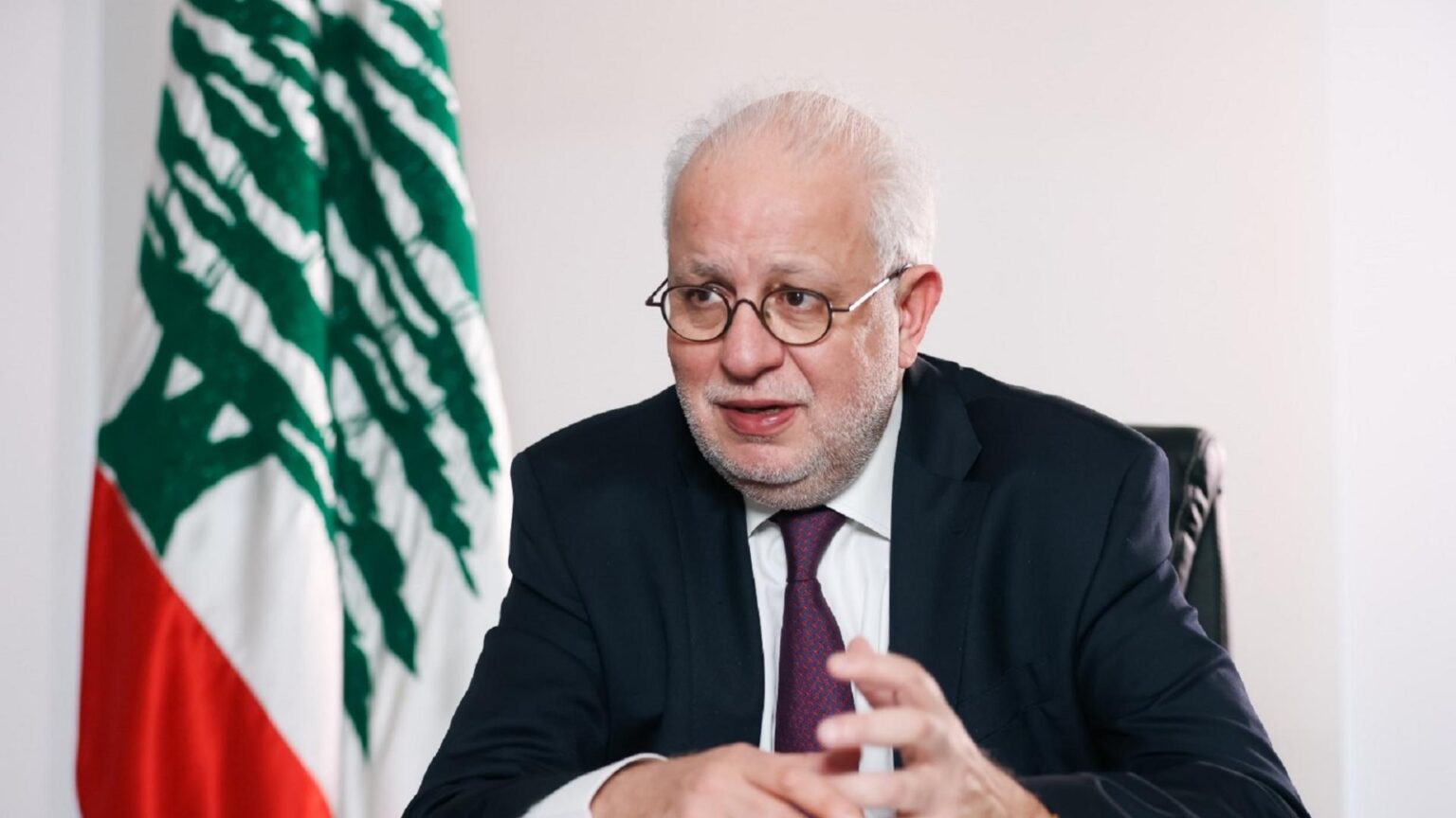 وزير العدل عادل نصار يتسلّم في هذه الأثناء مغلّفًا يحمل التشكيلات القضائية من أمين سرّ مجلس القضاء الأعلى القاضي رودني ضو
