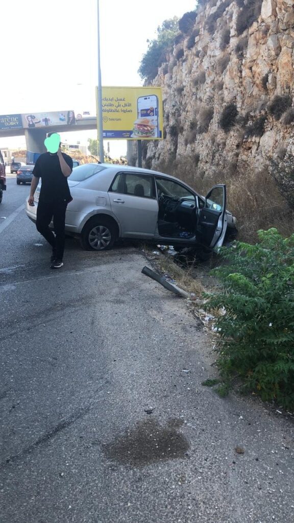 اصطدام سيارة بالحاجز الحديدي على جانب اوتوستراد #الرميلة المسلك الغربي نتج عنه جريح
