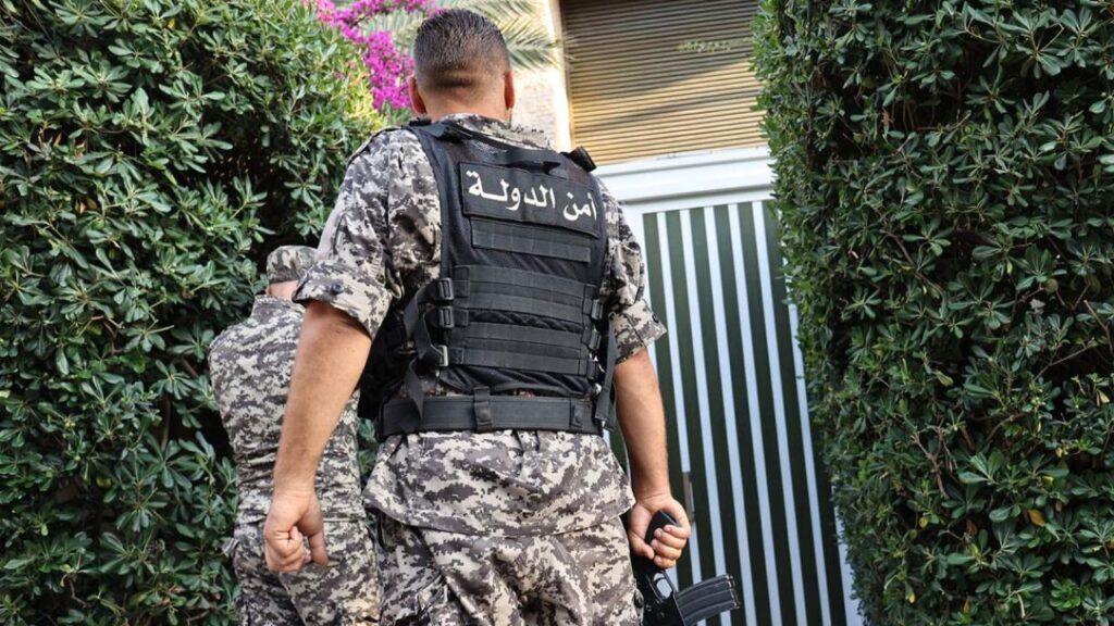 أمن الدولة يوقف مواطنين متورطين في تزوير معاملات عقارية بصيدا 3 أمن الدولة يوقف مواطنين متورطين في تزوير معاملات عقارية بصيدا