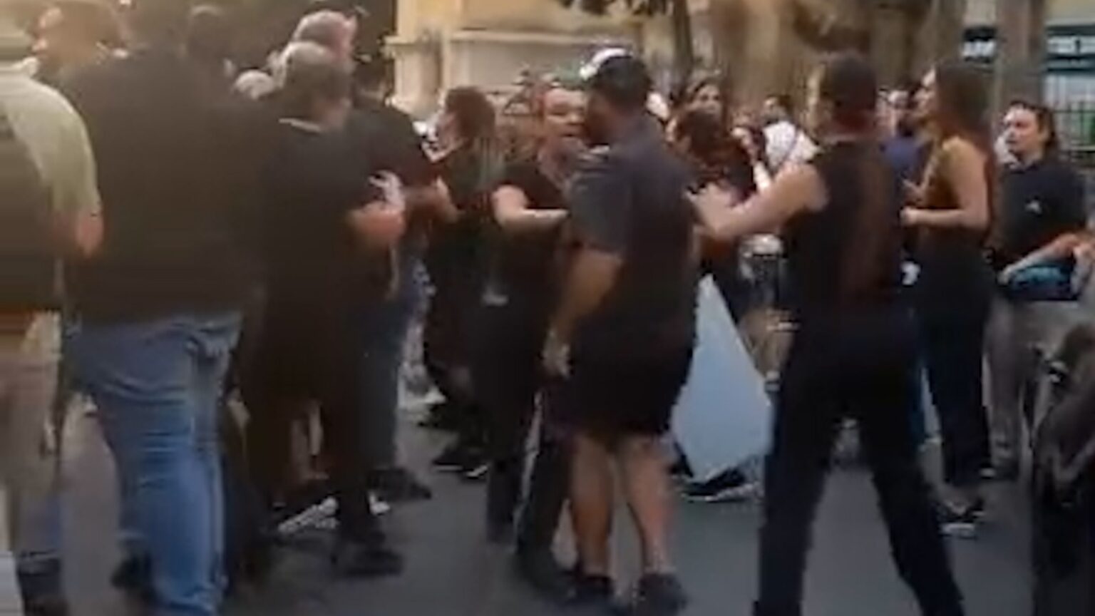 بالفيديو: الاعتداء على ويليم نون تعرّض ويليام نون، شقيق شهيد فوج الإطفاء جو نون لاعتداء بعد انتهاء الوقفة في ذكرى انفجار المرفأ.