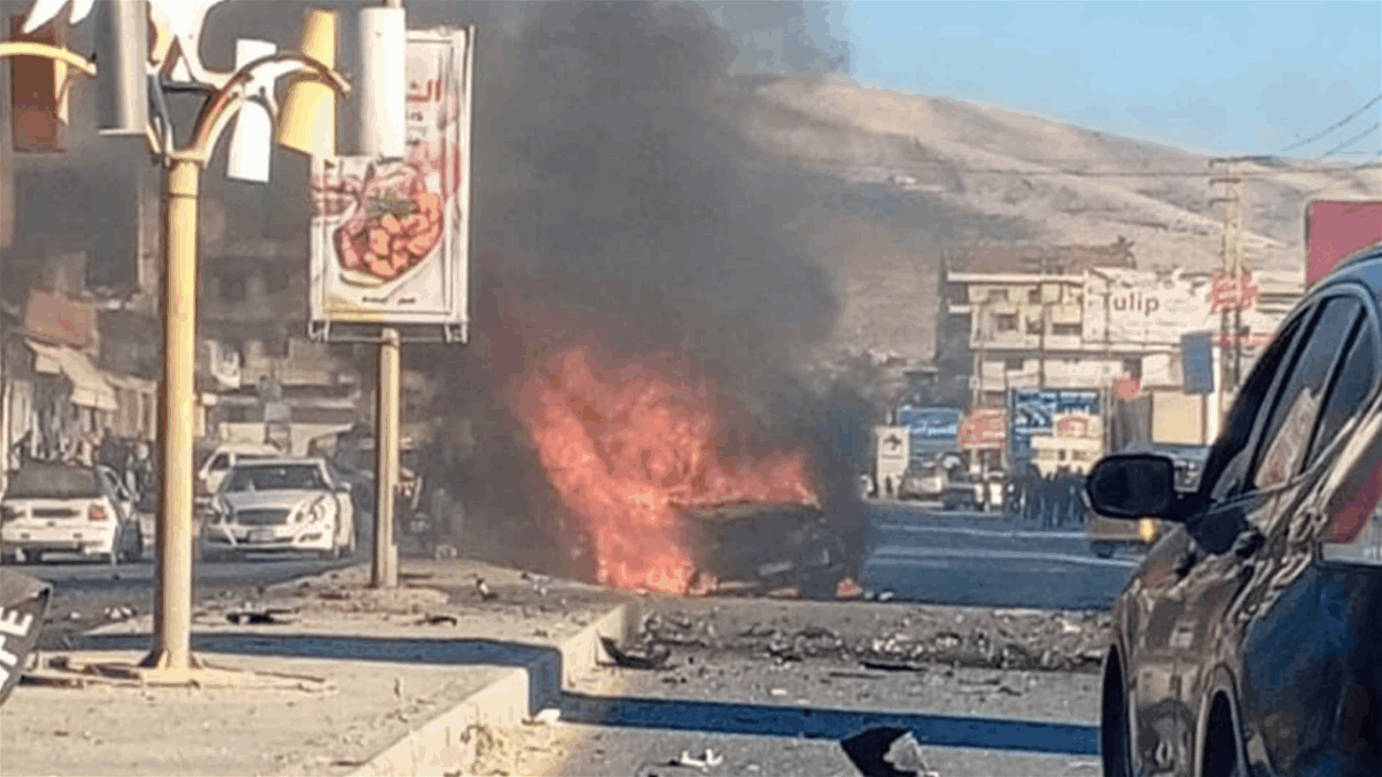بالفيديو - مشاهد من استهداف سيارة على الطريق عنجر- المصنع
