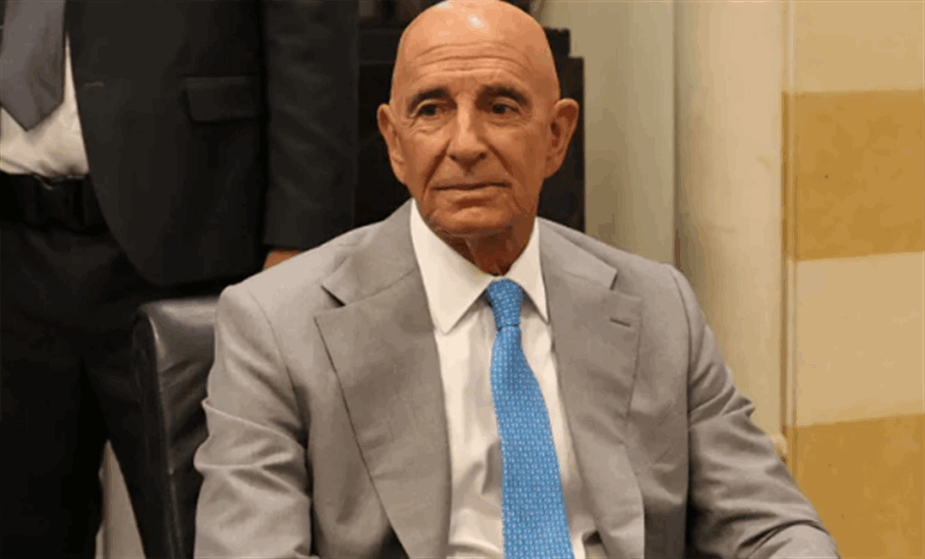 وصول المبعوث الأميركي توماس بارّاك إلى مطار بيروت في هذه الأثناء