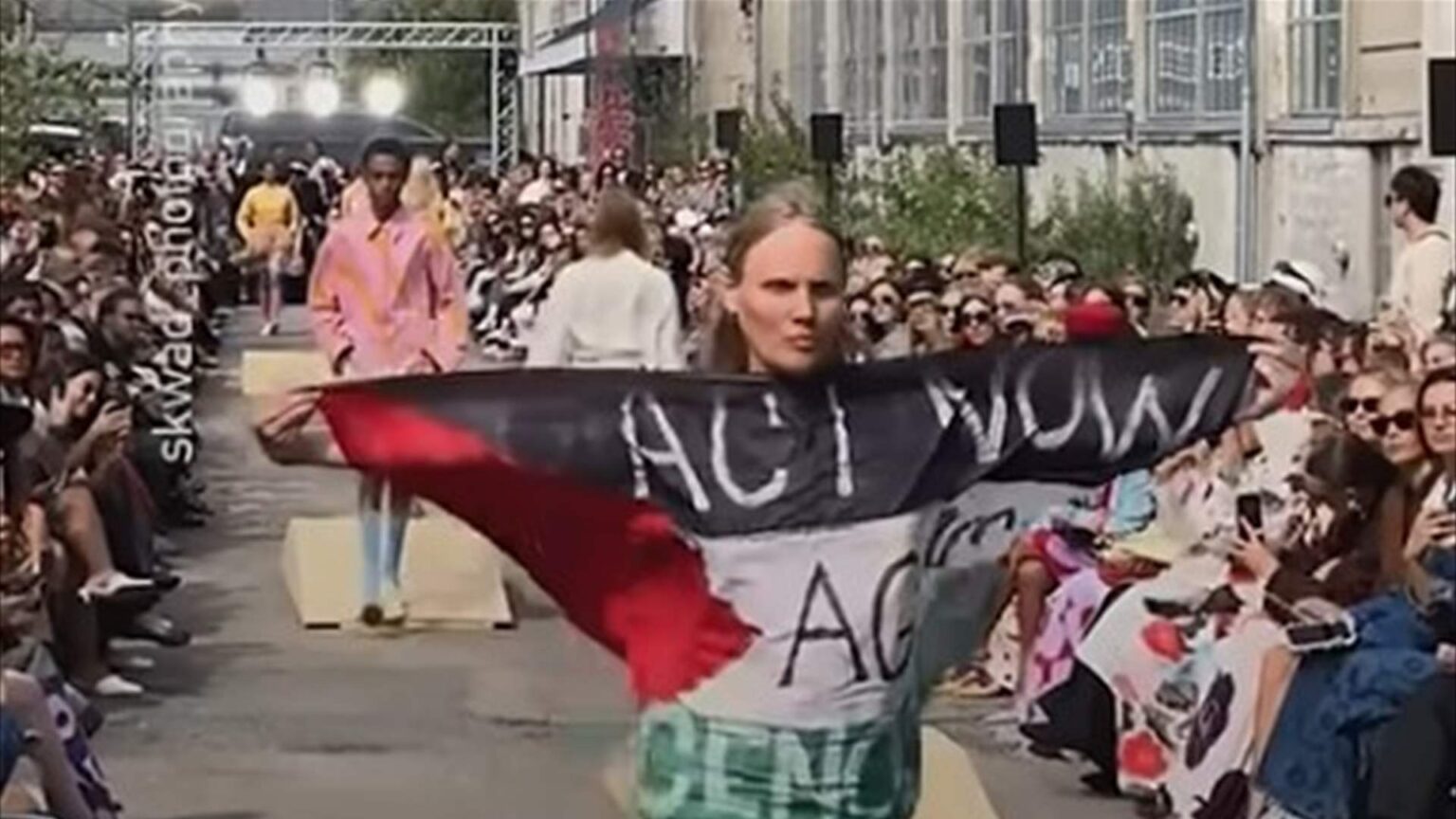 بالفيديو: عارضة أزياء ترفع علم فلسطين برسالة مؤثرة في أسبوع الموضة بكوبنهاغن