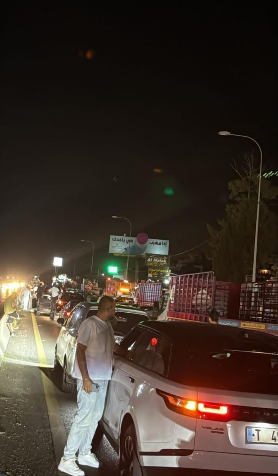 قطع طريق الدامور باتجاه بيروت بالكامل