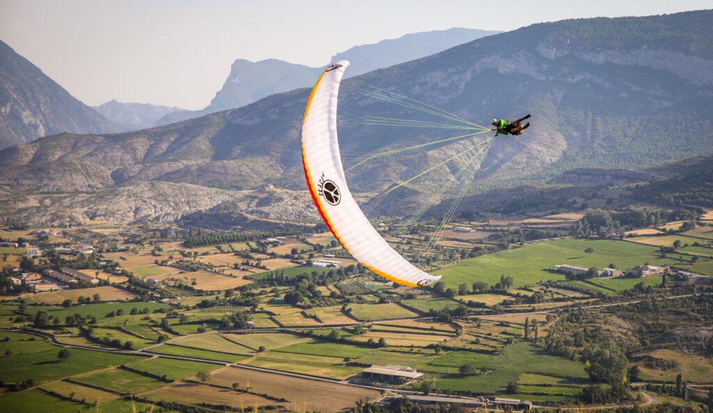 وزيرة الشباب والرياضة تُصدر تعميمًا يمنع ممارسة رياضة الـ Acro-Paragliding