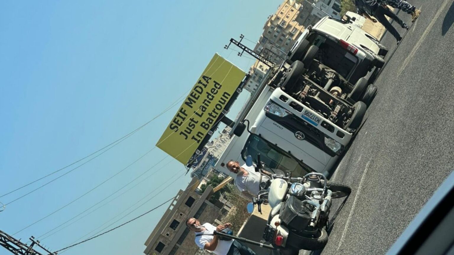 انقلاب شاحنة على أوتوستراد البترون