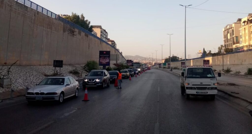 حركة المرور ناشطة على اوتوستراد المطار باتجاه جسر الكولا بسبب الأشغال داخل نفق السفارة الكويتية حركة المرور ناشطة على اوتوستراد المطار باتجاه جسر الكولا بسبب الأشغال داخل نفق السفارة الكويتية