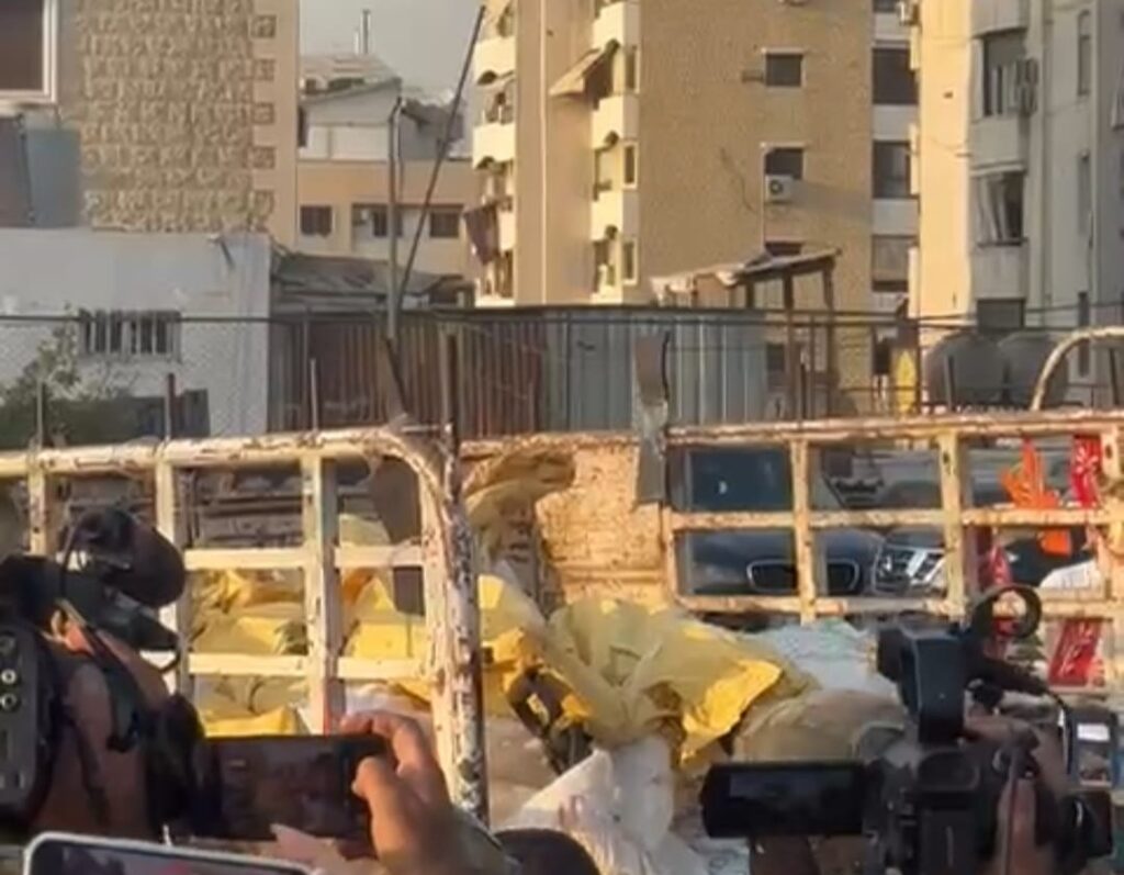 تسليم شاحنة السلاح في مخيم برج البراجنة… خطوة أولى بين السيادة اللبنانية والهواجس الفلسطينية تسليم شاحنة السلاح في مخيم برج البراجنة… خطوة أولى بين السيادة اللبنانية والهواجس الفلسطينية