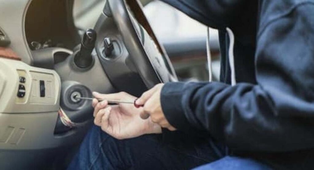 يقوم بعملية سرقة هواتف خلوية من داخل السيارات.. وهذا كان مصيره