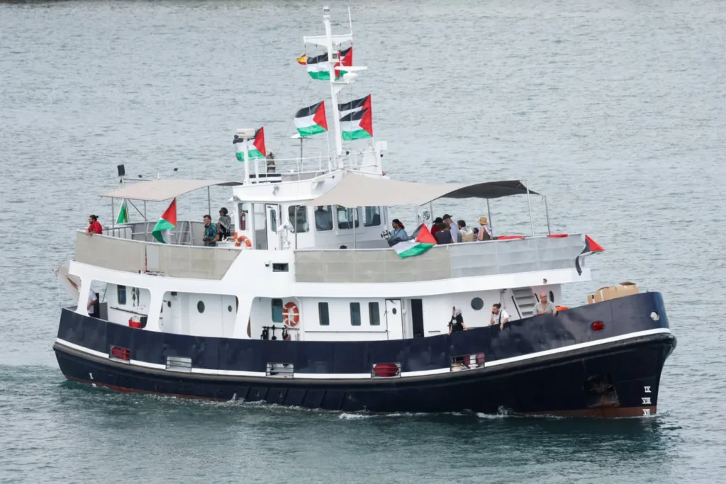 أجسام مجهولة وتشويش... استهداف سفن أسطول المساعدات إلى غزة بهجوم جوي مفاجئ