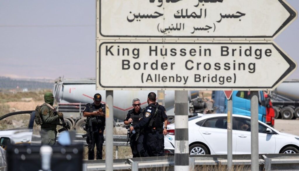 إسرائيل تغلق المعبر الوحيد بين الضفة الغربية المحتلة والأردن إسرائيل تغلق المعبر الوحيد بين الضفة الغربية المحتلة والأردن