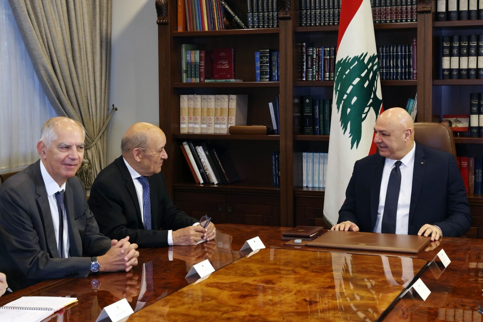 الاعتداءات الإسرائيلية تتواصل… وزيارة لودريان إلى بيروت بين الضغط الدبلوماسي والتعقيدات الميدانية