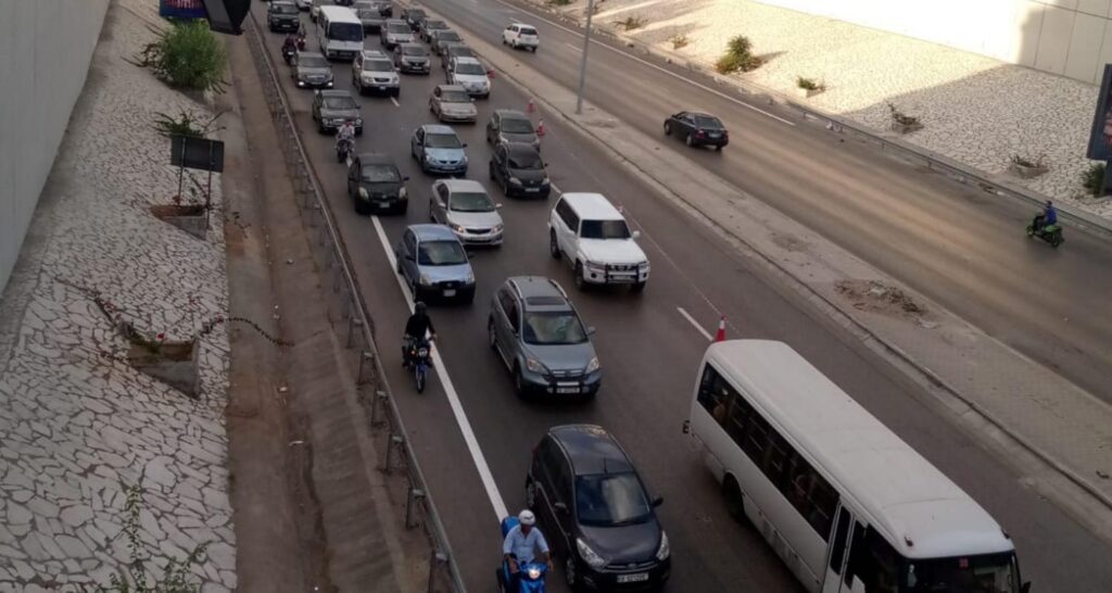 التحكم المروري: أشغال على أوتوستراد المطار باتجاه المدينة الرياضية تسببت بازدحام مروري في المحلة