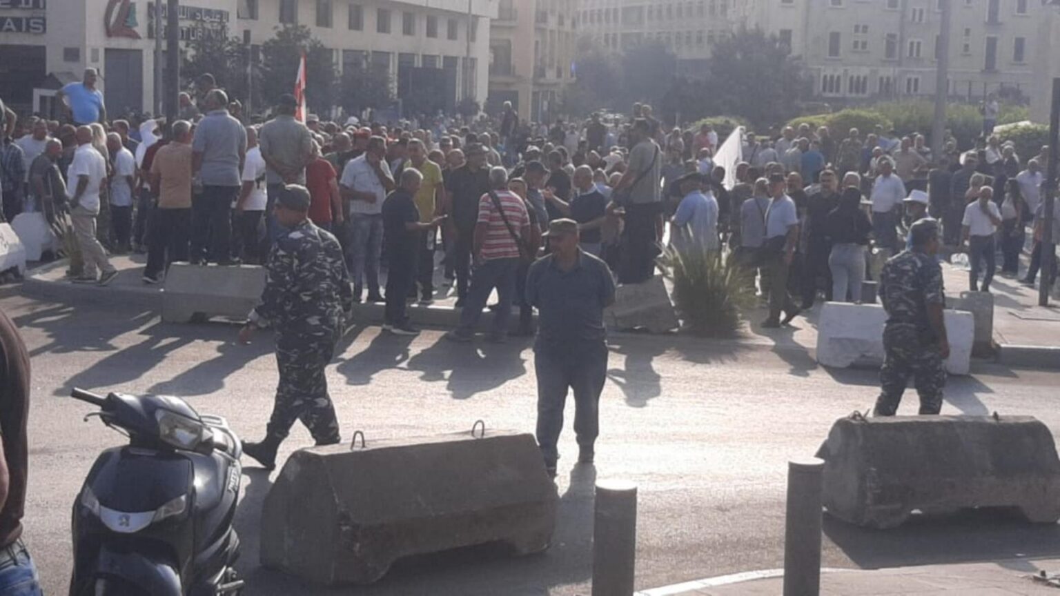 بالفيديو... تجمع للعسكريين في رياض الصلح: "كفاكم ظلماً بحقنا"