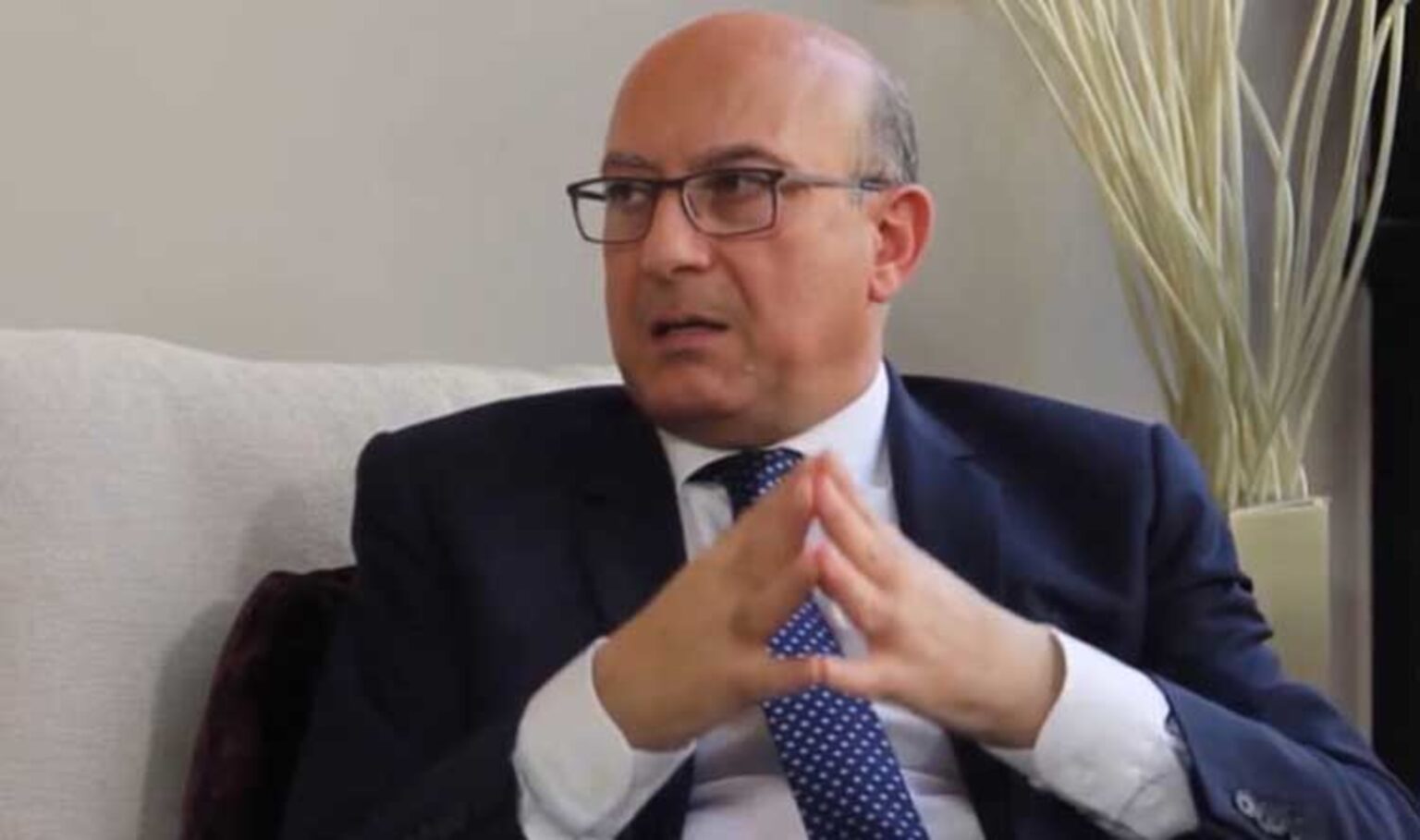 بخاش: لمكافحة ظاهرة منتحلي صفة عاملين في المجالات الصحية