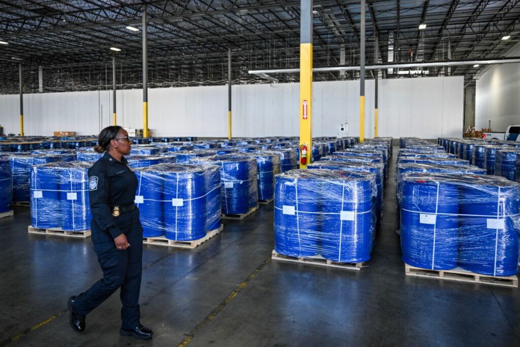 الولايات المتحدة تضبط 300 طن من مواد كيميائية تستخدم في صنع المخدرات