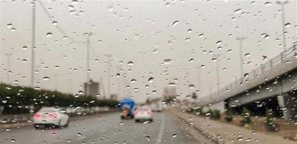 التحكم المروري: لتوخي الحذر وتخفيف السرعة بسبب تساقط أمطار خفيفة في بعض المناطق والقرى والتي تسبب إنزلاقات وصدامات مرورية حرصًا على السلامة العامة