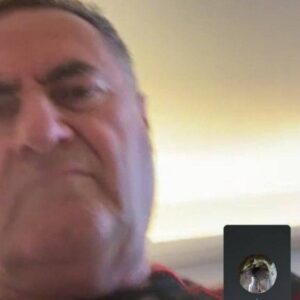 هاكر يقتنص صورة لـ"كاتس" وينشرها برقم هاتفه 1 هاكر يقتنص صورة لـ"كاتس" وينشرها برقم هاتفه