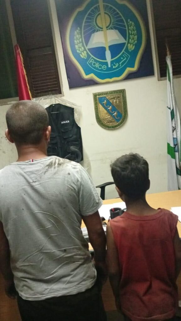 شرطة بلدية طرابلس تلقي القبض على أشخاص يستخرجون النحاس عبر حرق الدواليب والكابلات في التبانة وتم إتخاذ الإجراءات القانونية بحقهم