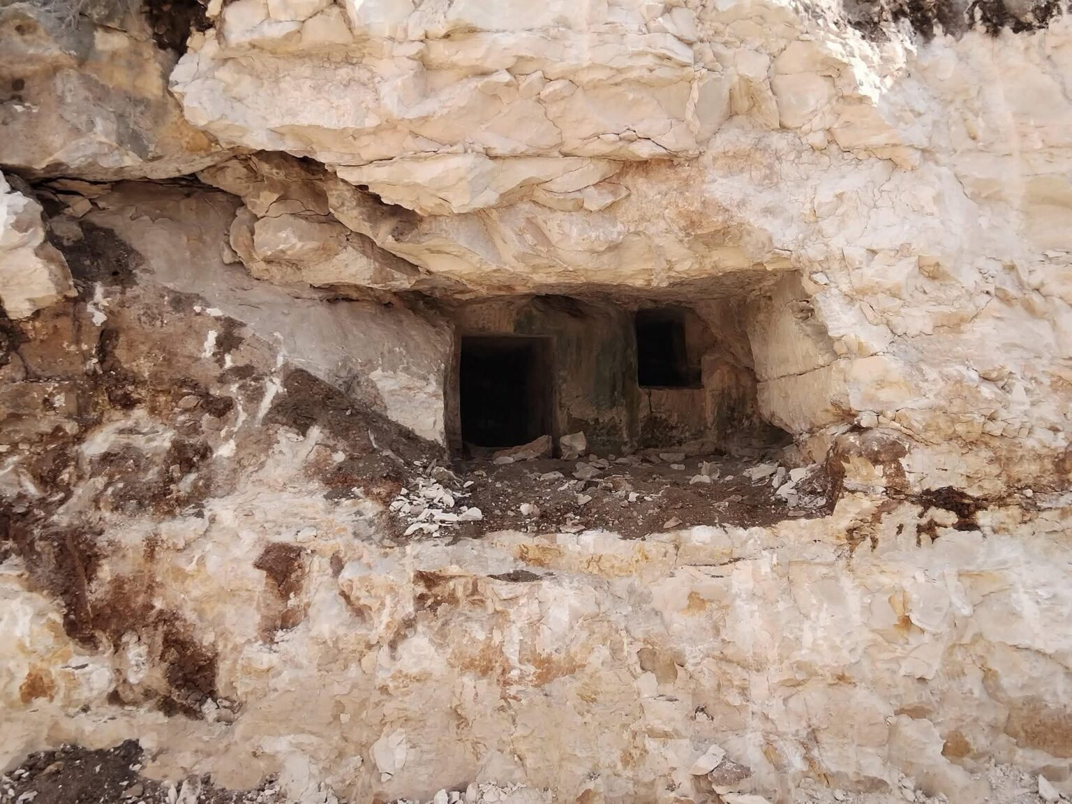 مغارة مدفنية فينقية محفورة بالصخر باتجاه صيدا