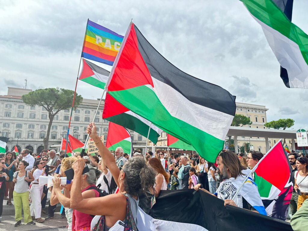 جمعية الصداقة العربية الإيطالية تنضم إلى الإضراب والإيطاليون يتحدّون الطقس السيئ في 80 مسيرة داعمة لفلسطين 3 جمعية الصداقة العربية الإيطالية تنضم إلى الإضراب والإيطاليون يتحدّون الطقس السيئ في 80 مسيرة داعمة لفلسطين