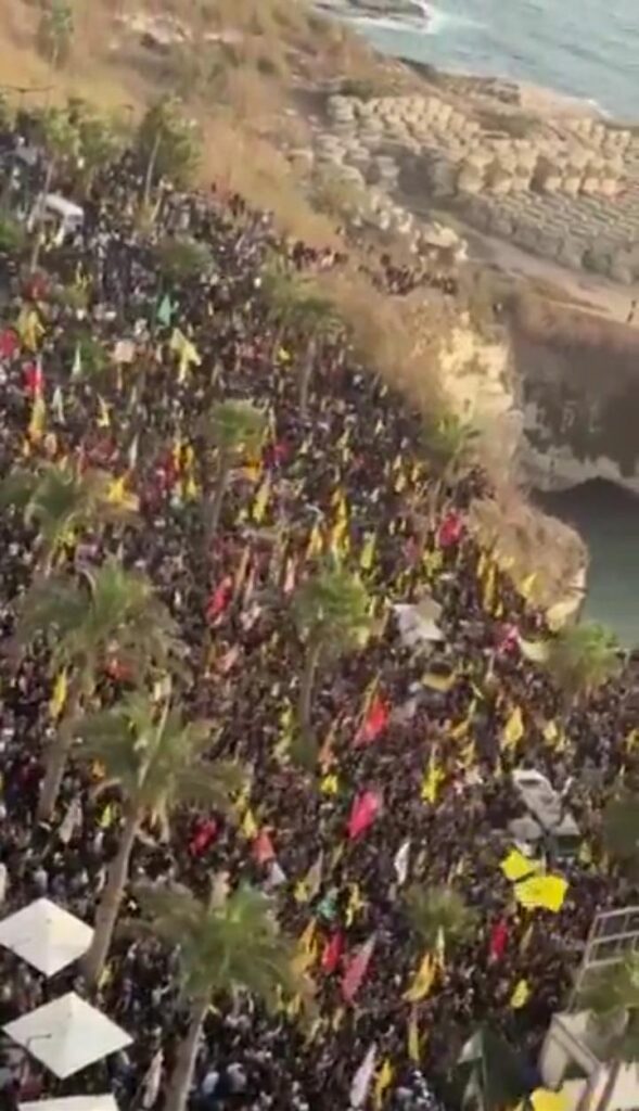 مشاهد من تجمع لحشود في الروشة لإضاءة الصخرة بذكرى استشهاد سماحة السيد حسن نصر الله والسيد هاشم صفي الدين