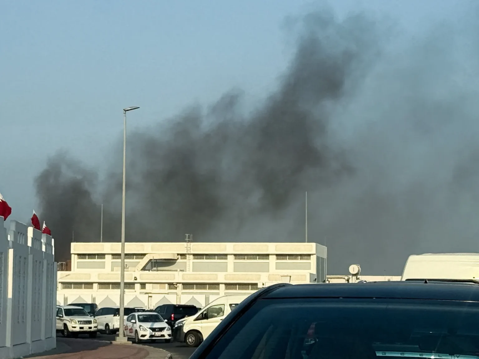مراوحة داخلية حتى جلاء صورة المنطقة... استهداف قطر يتفاعل وتحذيرات من حريق واسع