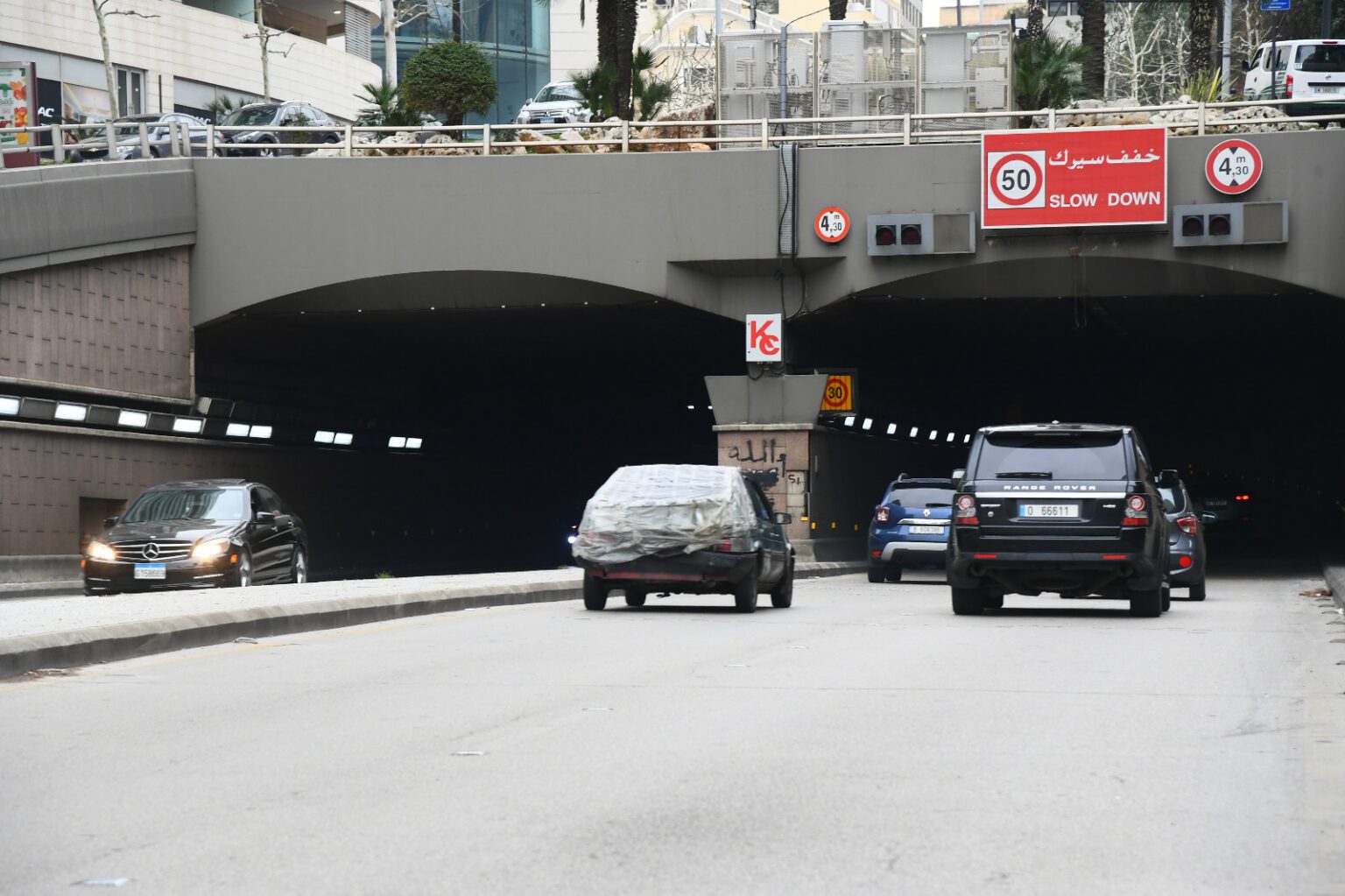 إنارة نفق الفينيسيا في العاصمة بيروت... "لبنان على السكة"