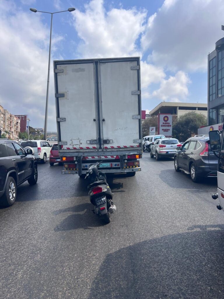 التحكم المروري: تعطل شاحنة على الطريق الدولية محلة الحازمية صعودًا ودراج من مفرزة سير بعبدا يعمل على المعالجة