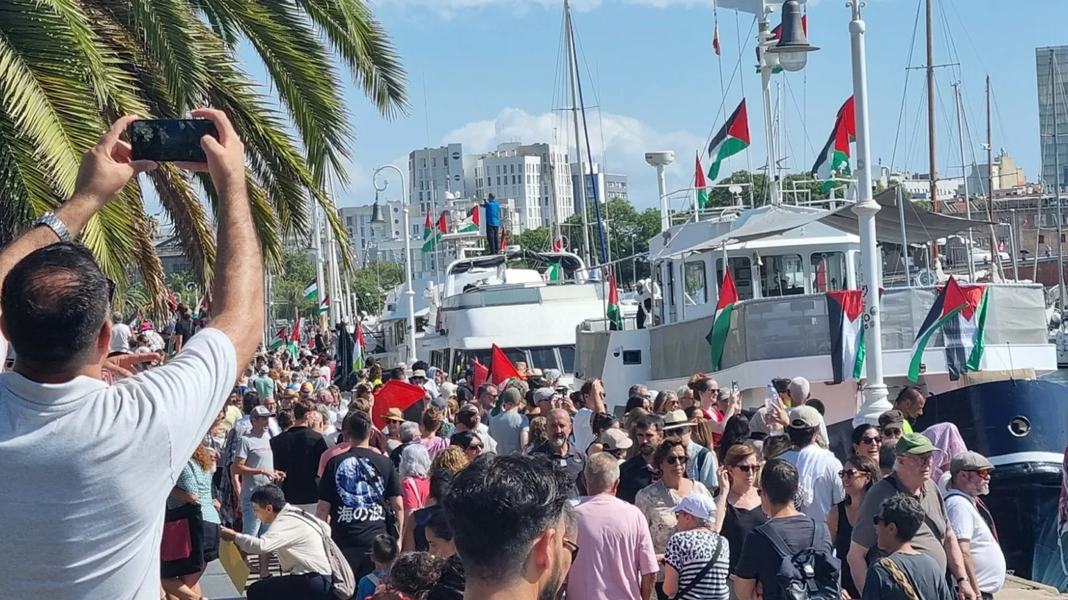 بالفيديو: عشرات الإيطاليين احتشدوا لتوديع "أسطول الصمود" المتجه الى غزة