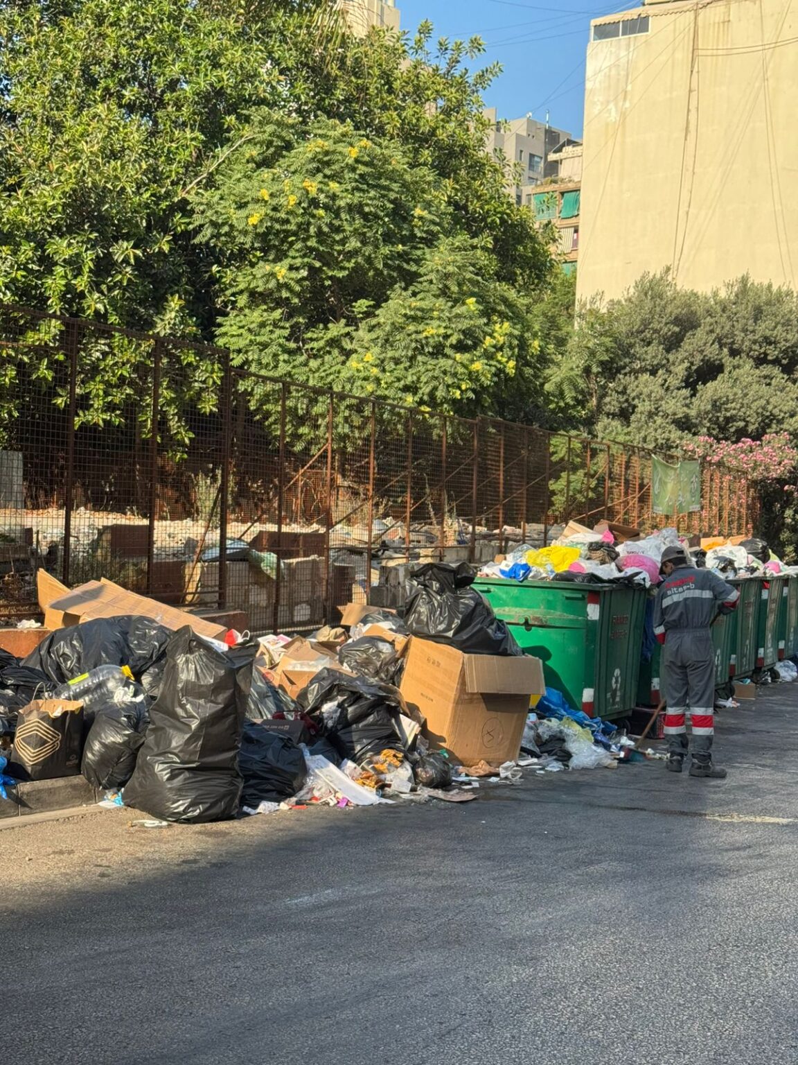 أزمة النفايات في بيروت: تقصير المتعهدين وضبابية المخصصات في ظل عدم المحاسبة