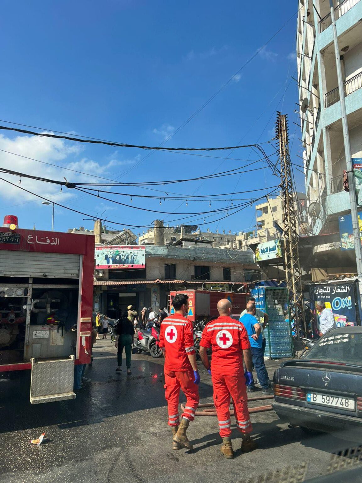 اصابة عنصر في الدفاع المدني و ٨ حالات اختناق بين المدنيين جراء الحريق الذي اندلع في منطقة التبانة صباح اليوم