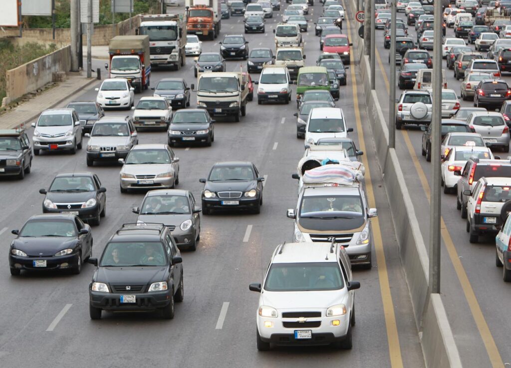 التحكم المروري: حركة المرور كثيفة على طريق ذوق مصبح