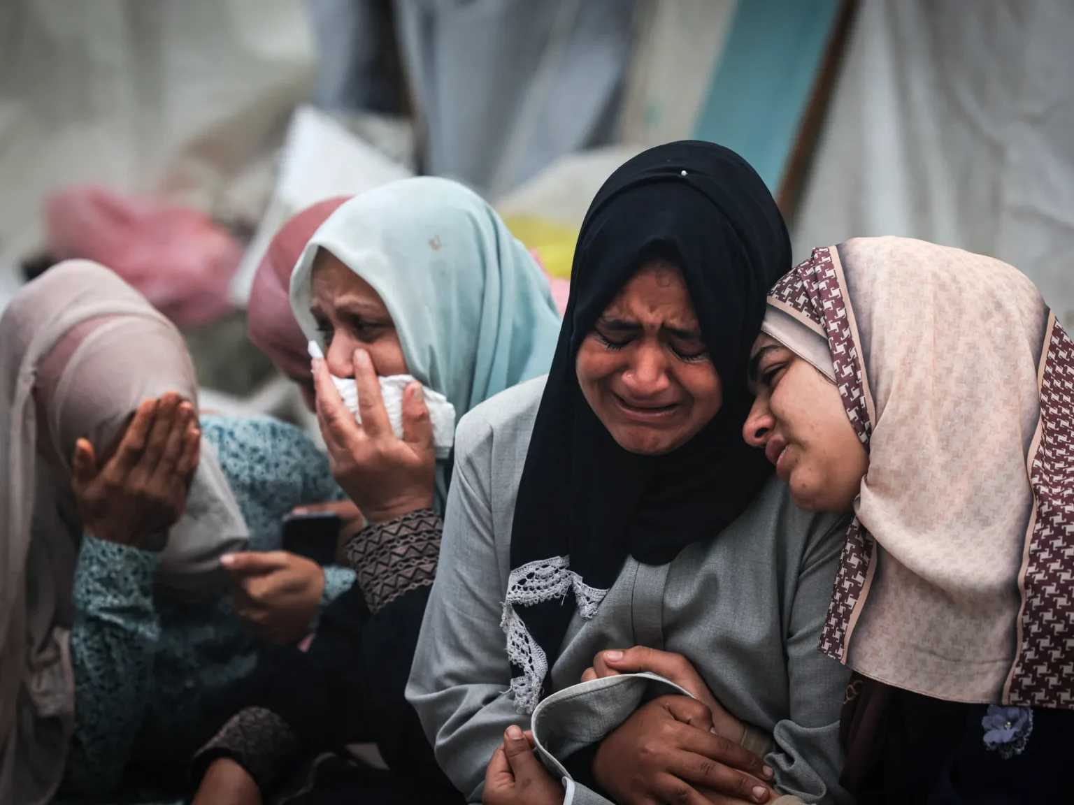 17 شهيدًا في غارات إسرائيلية على مناطق عدة بالقطاع منذ فجر اليوم