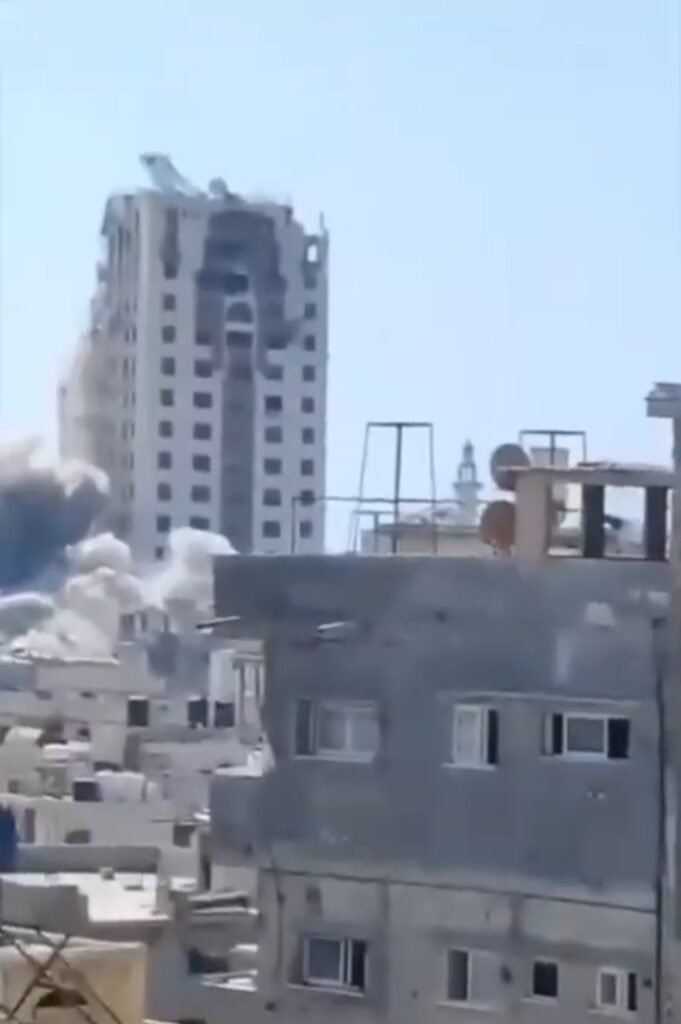 مشاهد اخرى من سقوط برج الغفري بعد قصفه في مدينة غزة