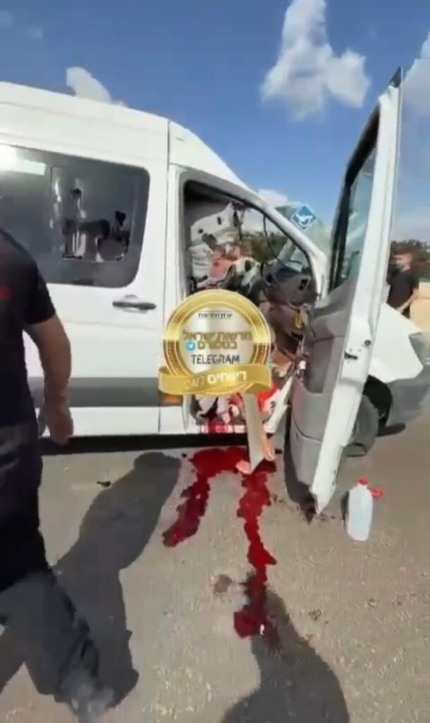 بالفيديو إصابات بين المستوطنين جراء سقوط لوحة إعلانات على حافلة كانت تقلهم في الداخل المحتل