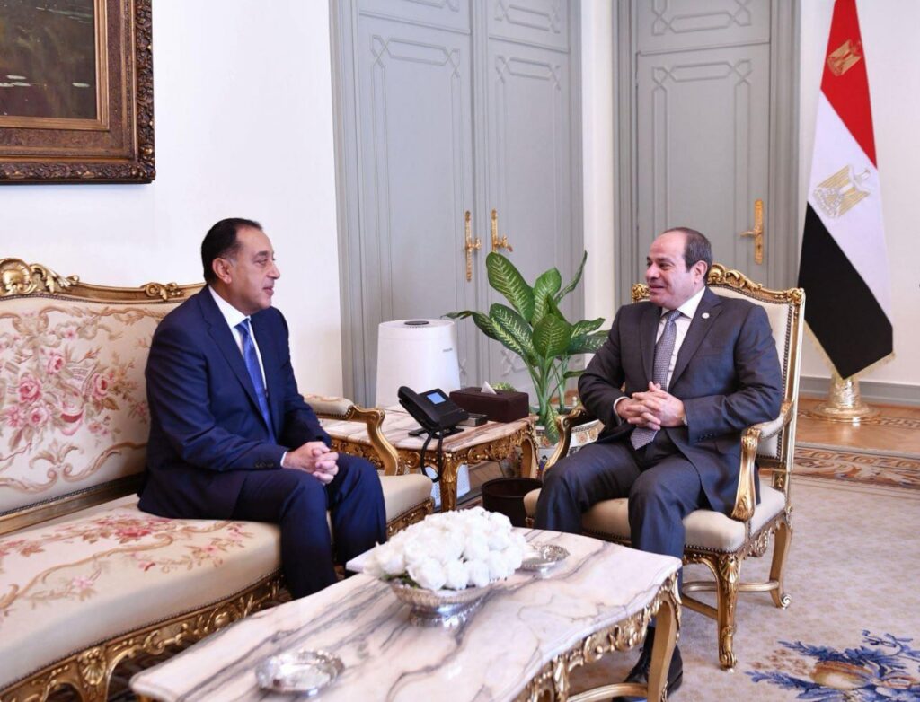 الرئيس السيسي يرحب بمبادرة ترامب لوقف حرب غزة ويؤكد تمسك مصر بالسلام ورفض التهجير
