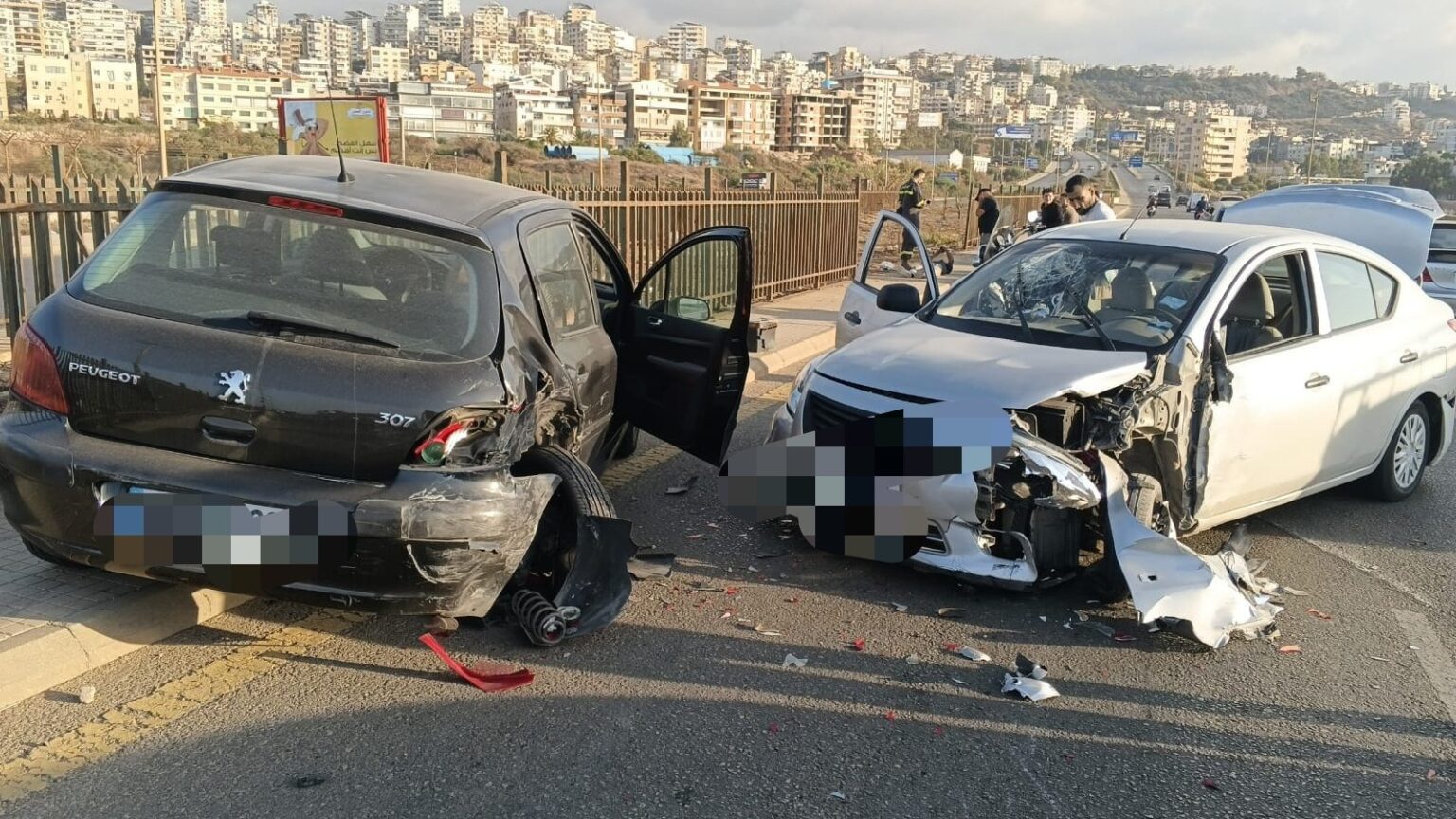 التحكم المروري: جريح نتيجة تصادم بين مركبتين على الطريق الممتد من الكوستا برافا باتجاه جسر خلدة سبب بازدحام مروري وتتم المعالجة من قبل دراج مفرزة سير بعبدا