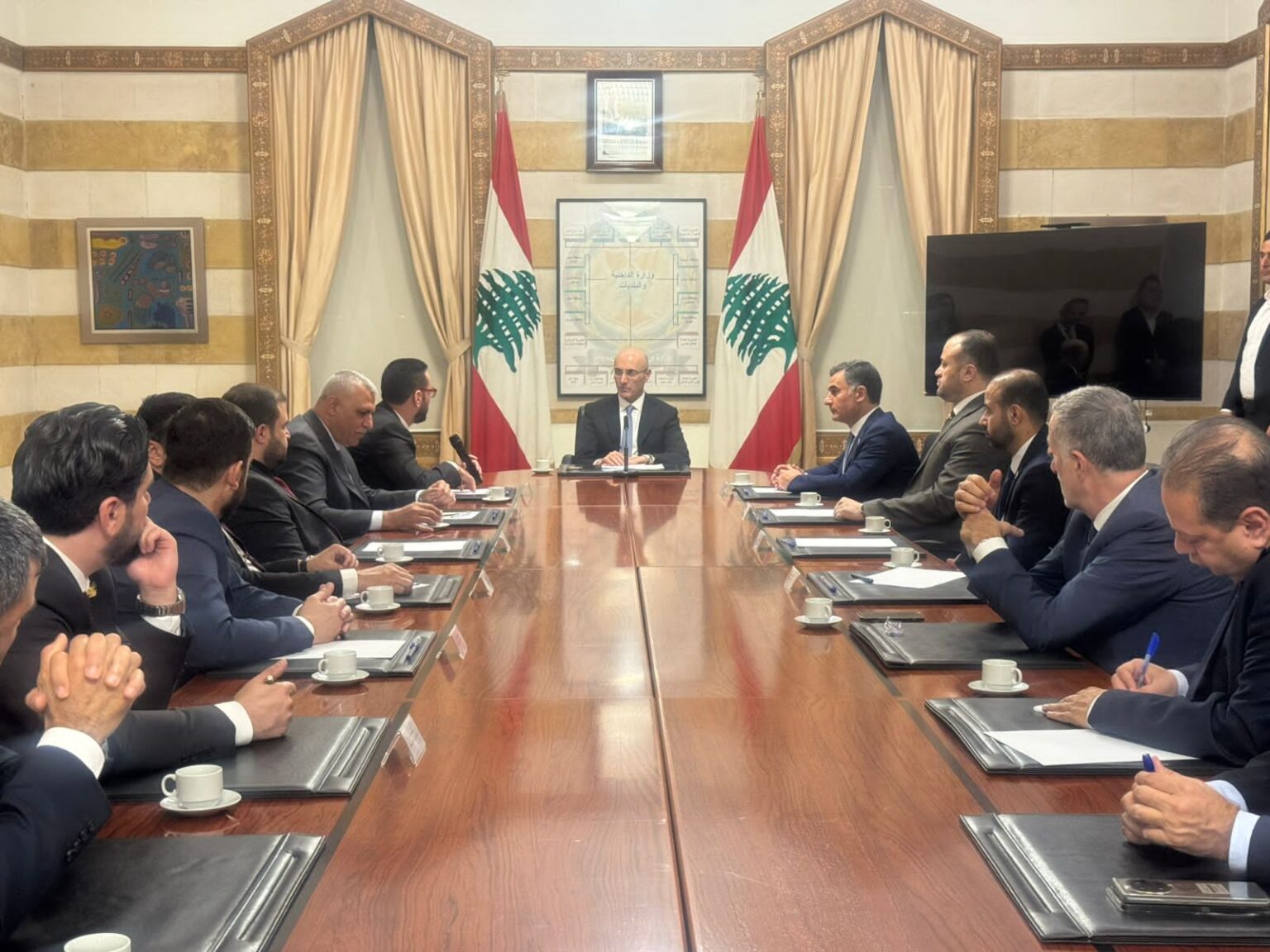 يلتقي وزير الداخلية والبلديات أحمد الحجار، في هذه الأثناء في الوزارة، وفدا من وزارة الداخلية السورية، في حضور المدير العام لقوى الأمن الداخلي اللواء رائد عبدالله والمدير العام للأمن العام اللواء حسن شقير.