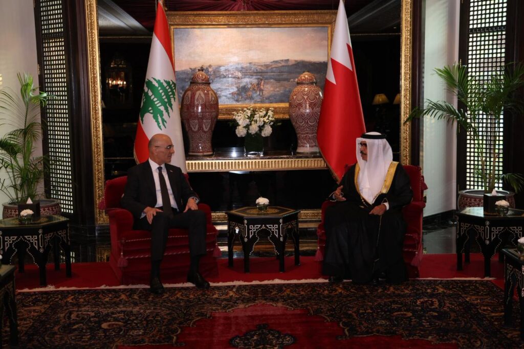 وزير الداخلية يلتقي نظيره البحريني خلال مشاركته في منتدى “حوار المنامة” وزير الداخلية يلتقي نظيره البحريني خلال مشاركته في منتدى "حوار المنامة"