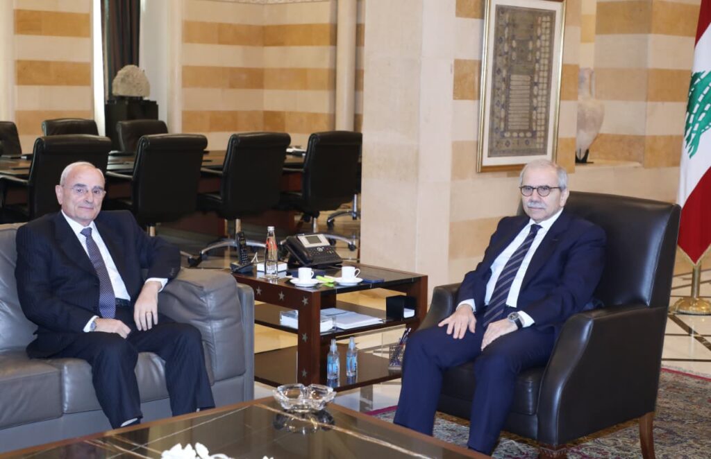 وزير الدفاع أَطلَعَ سلام على نتائج زيارته للسعودية
