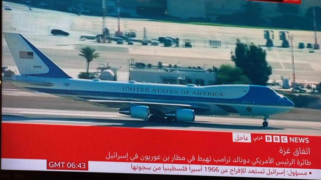 وصول طائرة الرئيس الاميركي ترامب في مطار بن غوريون في اسرائيل وصول طائرة الرئيس الاميركي ترامب في مطار بن غوريون في اسرائيل