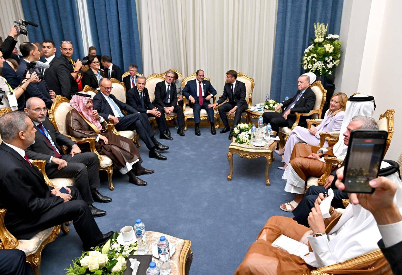 عون يمد يده للتفاوض...و اسرائيل توجه انظارها نحو الشمال ...و واشنطن تفكر في اليوم التالي في جنوب لبنان