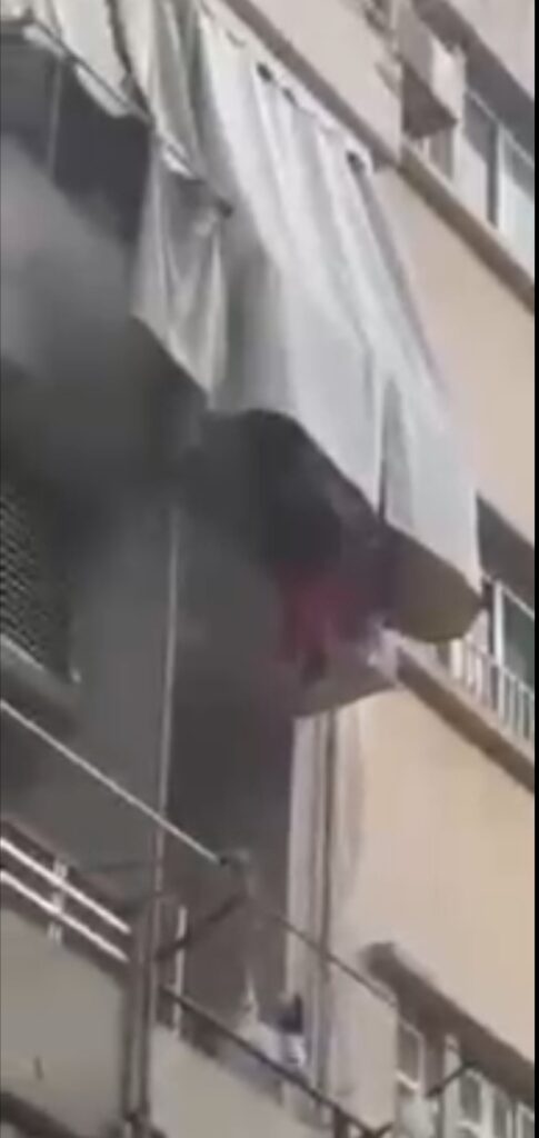اثيوبية ترمي بنفسها من بيت مخدوميها رغم محاولة الامساك بها في آخر شارع بليس-بيروت