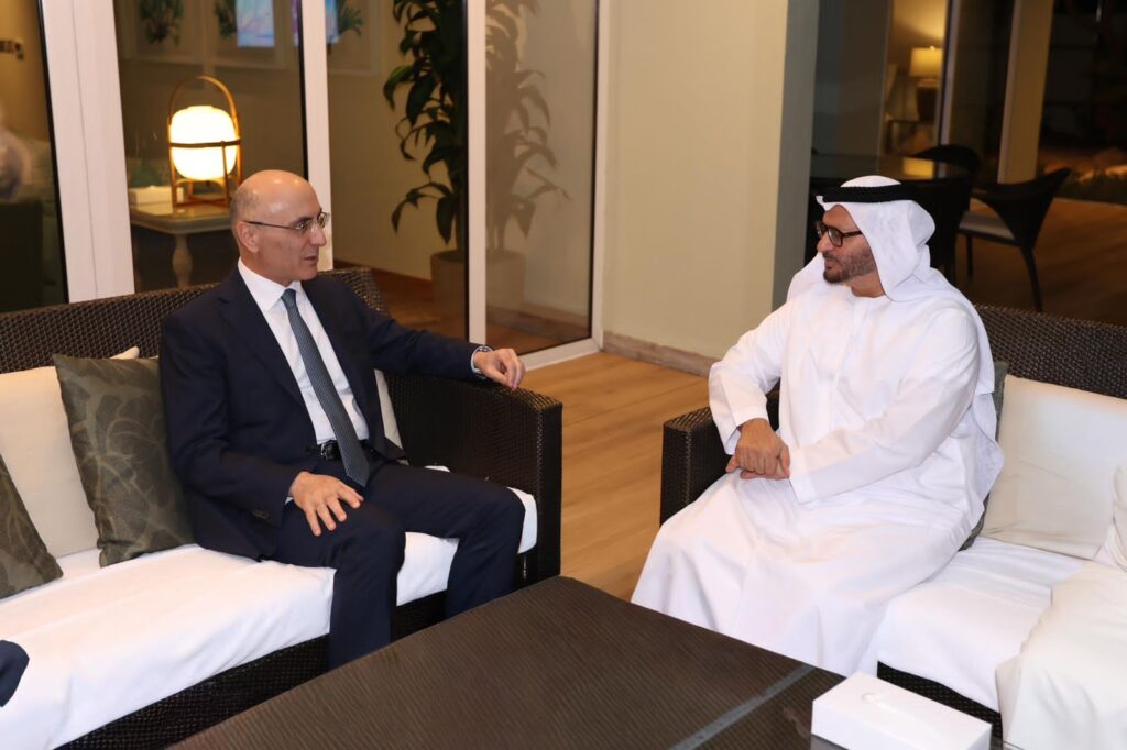 وزير الداخلية يلتقي المستشار الديبلوماسي لرئيس دولة الإمارات العربية المتحدة أنور قرقاش، وذلك على هامش مشاركته في منتدى "حوار المنامة". 3 وزير الداخلية يلتقي المستشار الديبلوماسي لرئيس دولة الإمارات العربية المتحدة أنور قرقاش، وذلك على هامش مشاركته في منتدى "حوار المنامة".