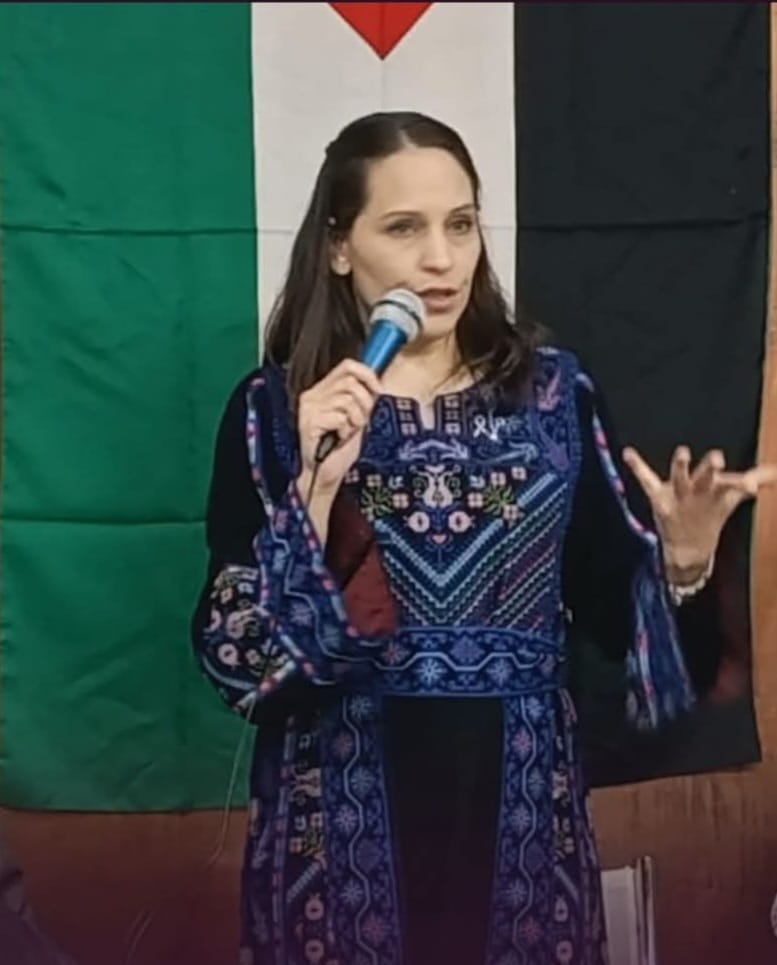 منى أبو عمارة… الدبلوماسية التي تحمل فلسطين بهدوء العارفين وثبات الموقف