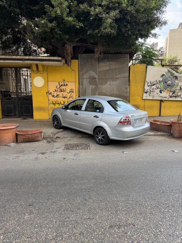 ظاهرة اصطفاف السيارات على الأرصفة : تعدٍّ على الحقوق العامة
