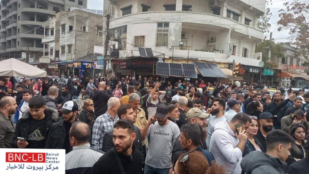 احتجاجات في الساحل السوري وحمص رفضاً لـ“التهميش” وسط توترات أمنية ودعوات لضبط الأوضاع